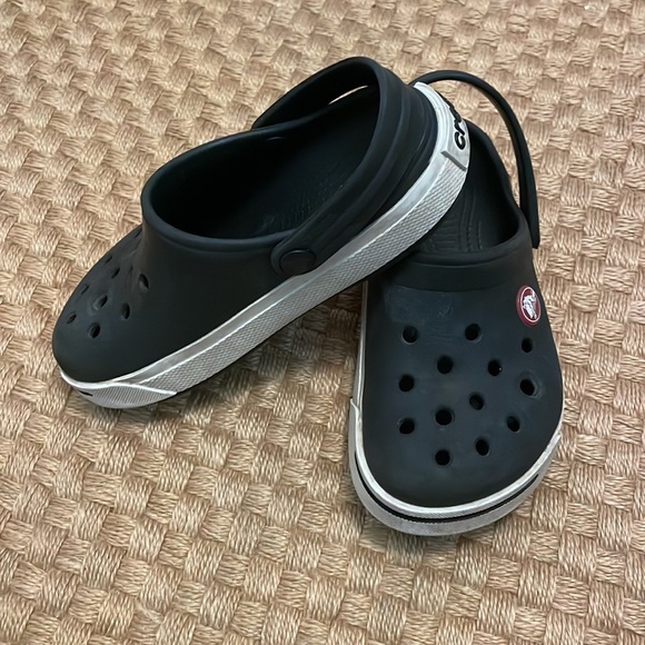 🐊 Kids Crocs 🐊 - Picture 2 of 5